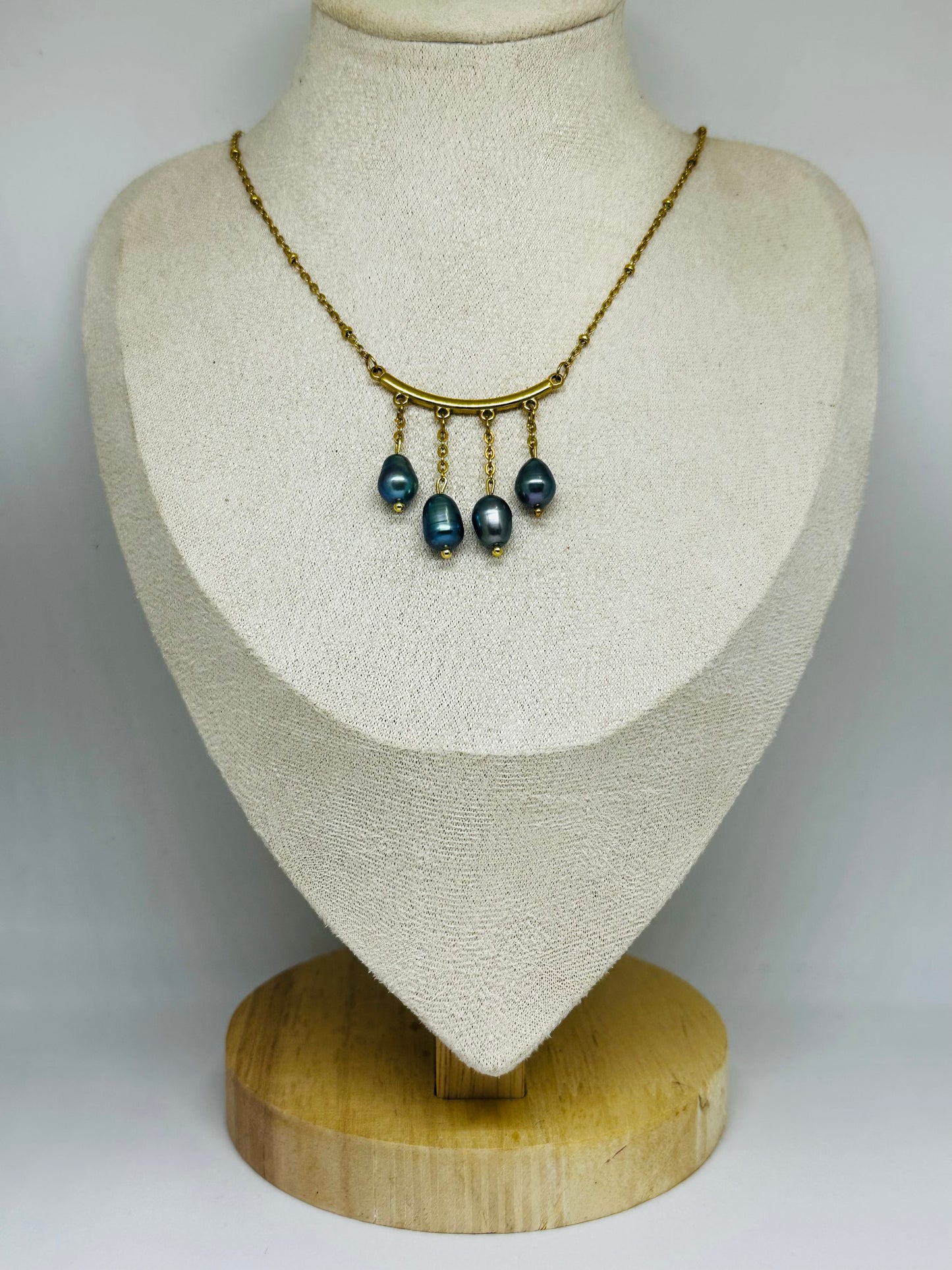 Collier Ezra
